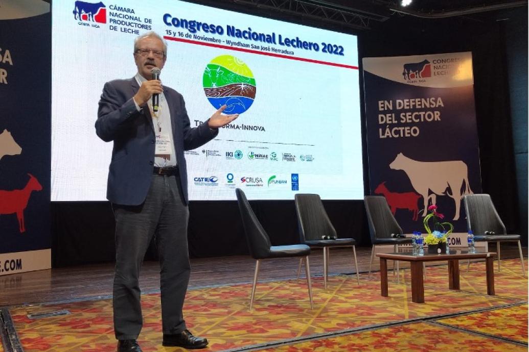Persona presentando en Congreso Nacional Lechero en Costa Rica