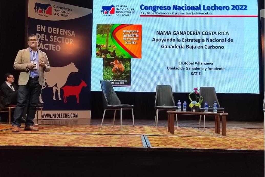 Persona presentando en Congreso Nacional Lechero en Costa Rica