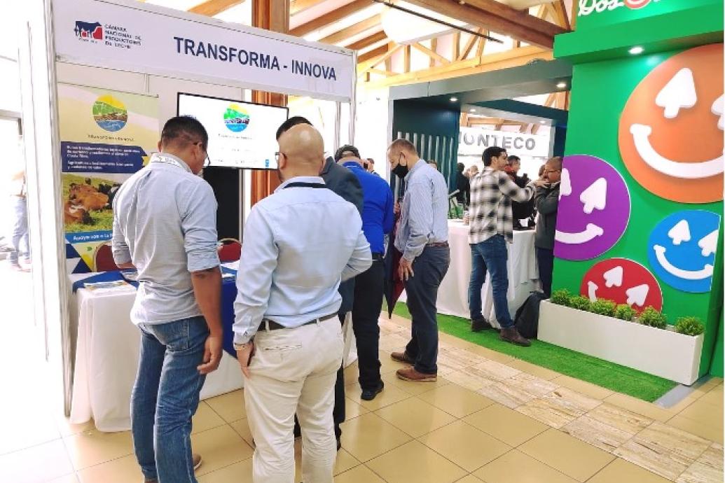 Personas en Congreso Nacional Lechero en Costa Rica