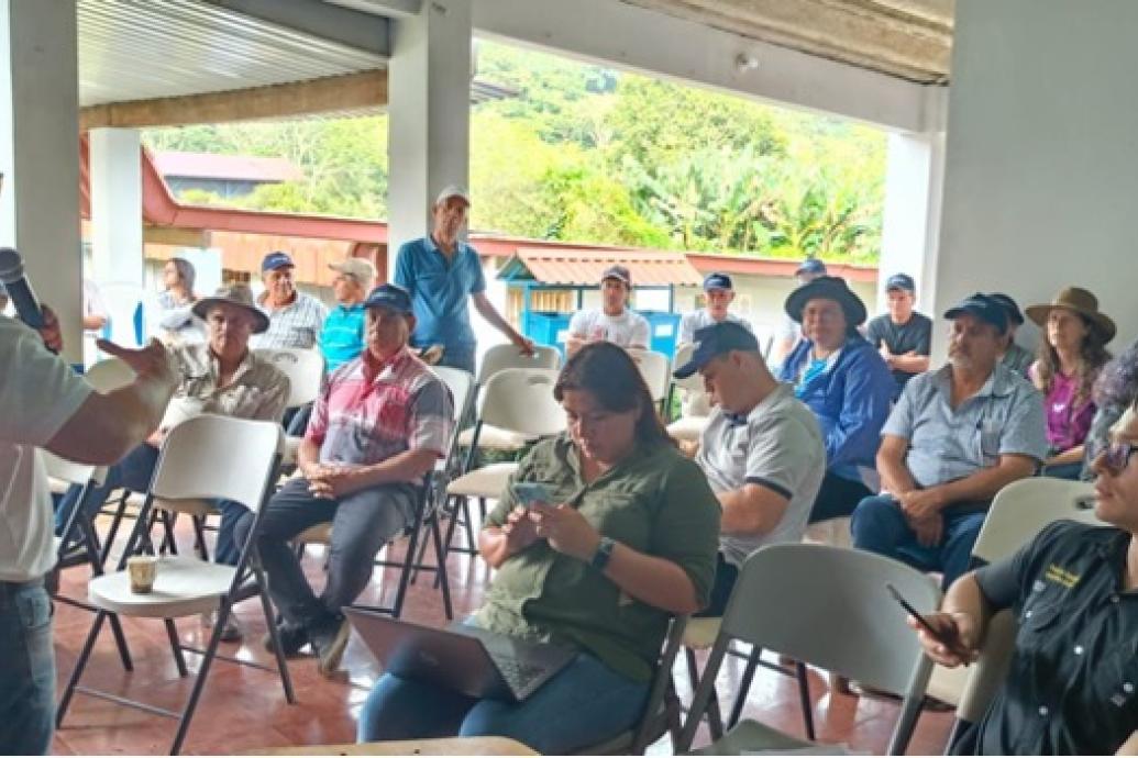 Participantes del Día de Campo en la finca Santa Anita