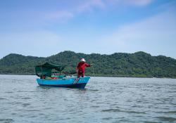 Foto de pescador artesanal en su lancha en medio de un golfo