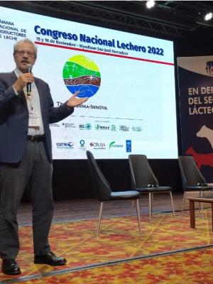 Persona presentando en Congreso Nacional Lechero en Costa Rica